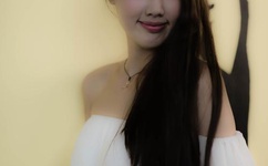 女子健身房内赤裸练健身器材